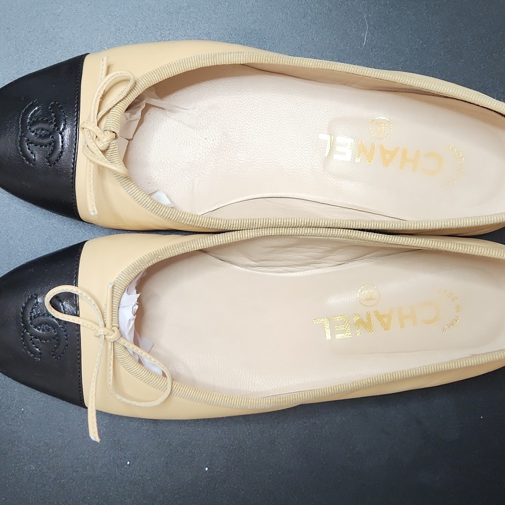 CHANEL Beige And Black Ballet Flats  Cap Toe With CC. Gorgeous 37.5 EU - Picture 4 of 15